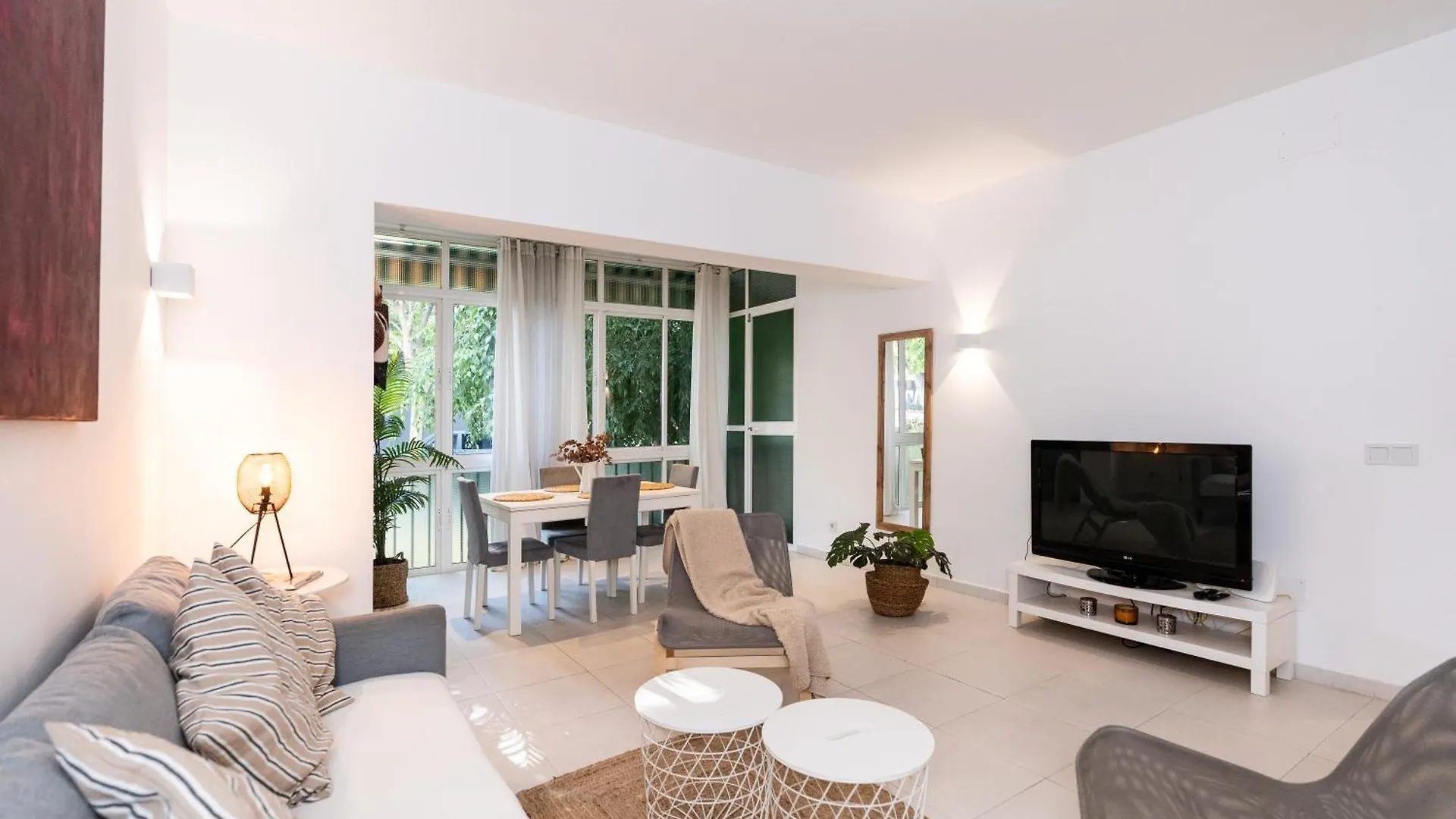 Balmoral Suite Apartmentの連絡先